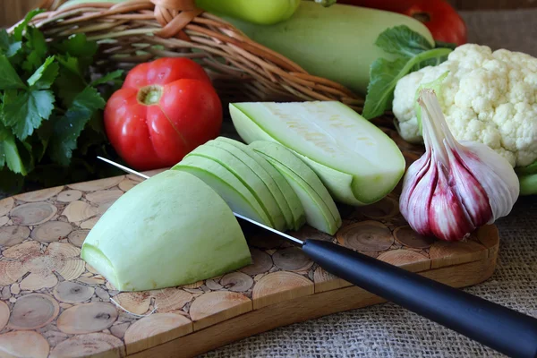 Viipaloitu kesäkurpitsa pöydällä ruoanlaittoon ruokia — kuvapankkivalokuva