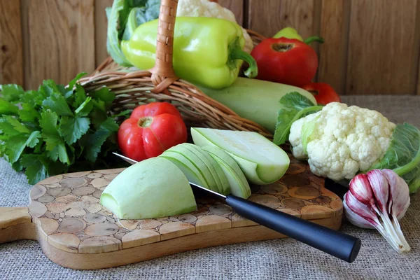 Courgettes tranchées sur le plateau pour cuisiner les plats — Photo