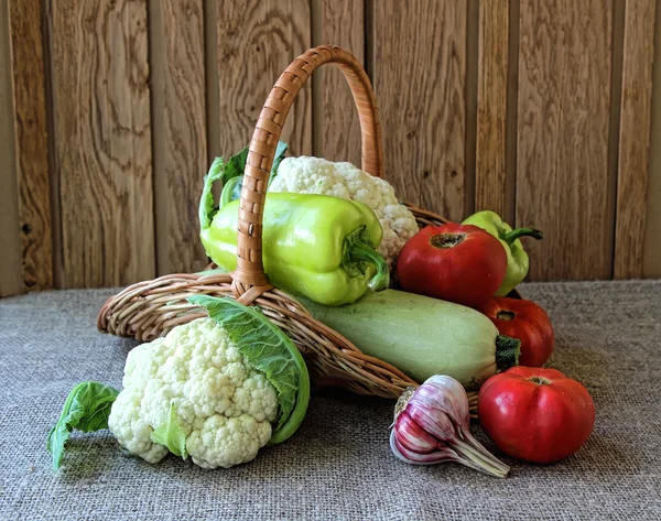 Mogen grönsaker i en korg — Stockfoto