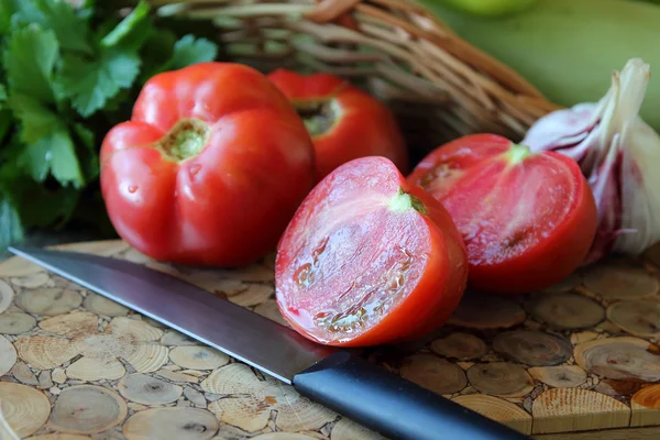 Tomates maduros acostados sobre una tabla —  Fotos de Stock