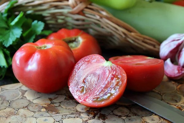 Rijpe tomaten liggen op een bord — Stockfoto