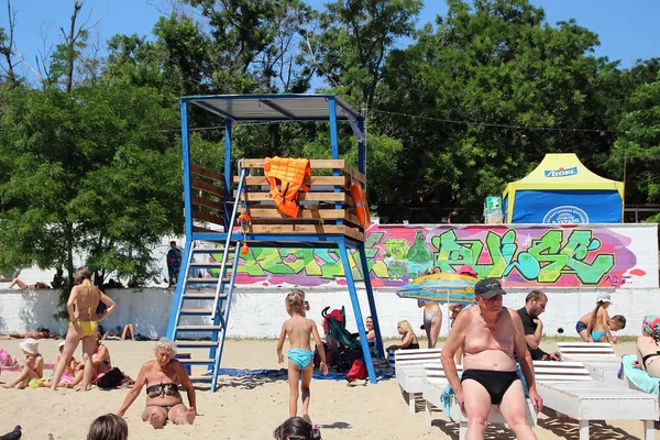 14 de junio de 2015, Odessa, Ucrania, Torre de rescate en la playa y descansar en la playa — Foto de Stock