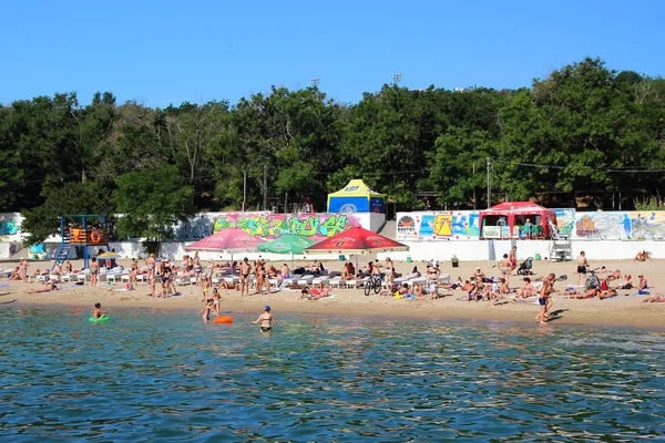 June 14, 2015, Odessa, Ukraine, beach vacationers with the Black Sea — Stock Photo, Image