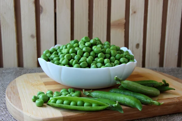 The cleaned peas in a dish — Stok fotoğraf