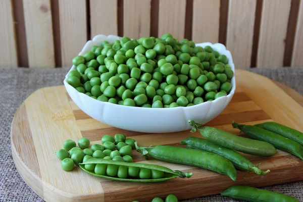 The cleaned peas in a dish — Stok fotoğraf