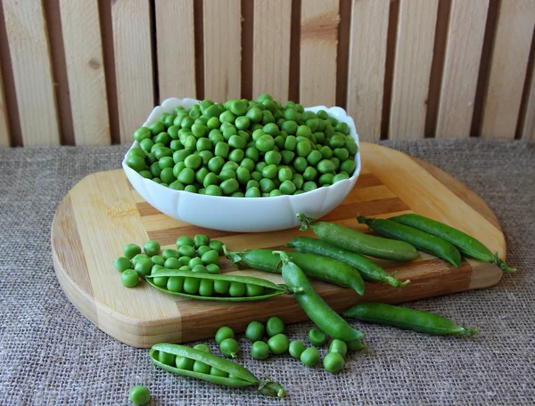 The cleaned peas in a dish — Zdjęcie stockowe