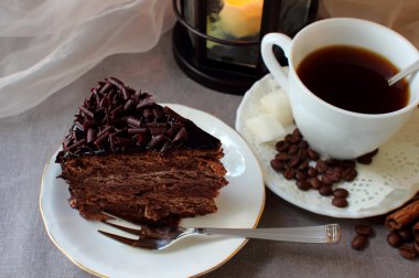 Bir parça çikolatalı kek ve kahve.