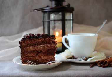 Bir parça çikolatalı kek ve kahve.