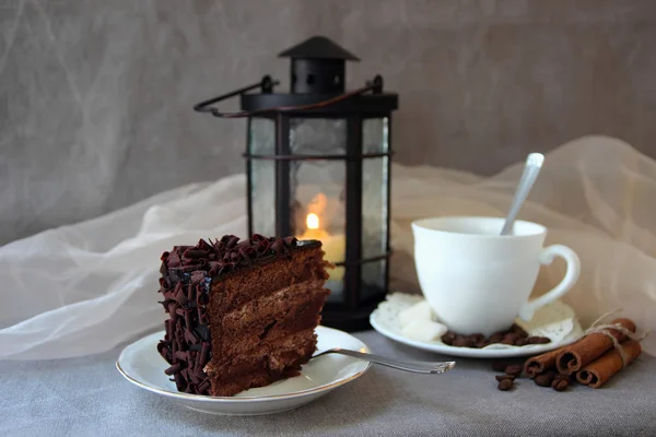 Een stuk chocoladetaart en koffie — Stockfoto