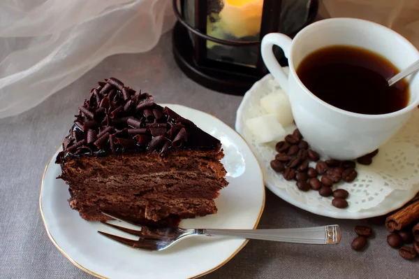 Een stuk chocoladetaart en koffie — Stockfoto