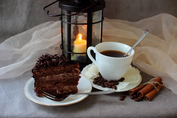 Kousek čokoládového dortu a kávy — Stock fotografie