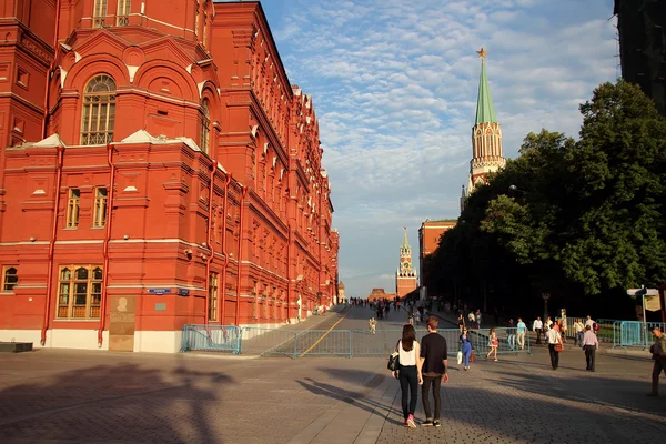 8. Juli 2015, Moskau, Russland. Touristen stehen am historischen Museum — Stockfoto