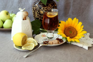 Fincan çay, limon ve ayçiçeği bir buket