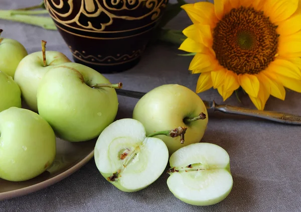 Elma ve ayçiçeği ile natürmort — Stok fotoğraf