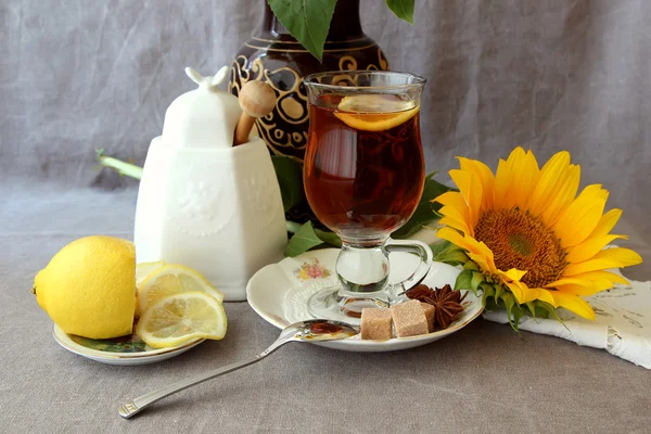 Tasse de thé, citron et un bouquet de tournesols — Photo