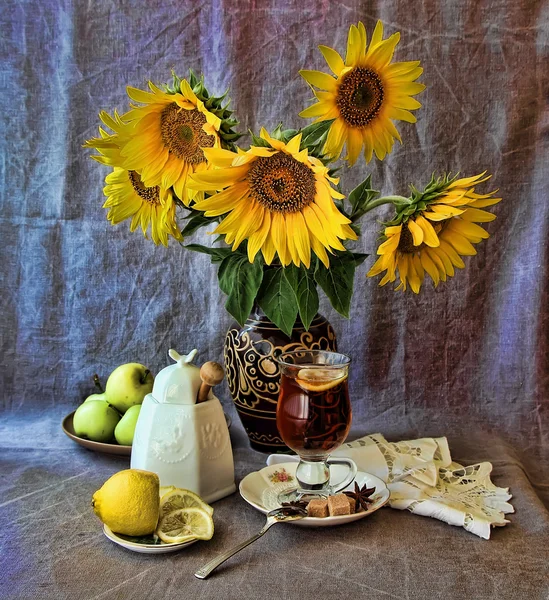 Bir fincan çay, limon ve ayçiçeği bir buket ile natürmort Telifsiz Stok Fotoğraflar
