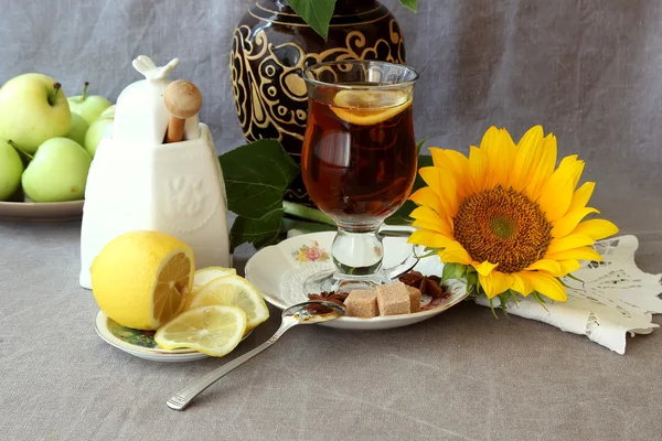 Fincan çay, limon ve ayçiçeği bir buket Telifsiz Stok Imajlar