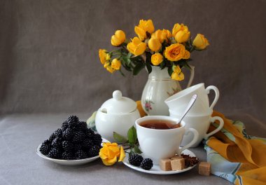 Çay servisi ve bir buket gül ile natürmort