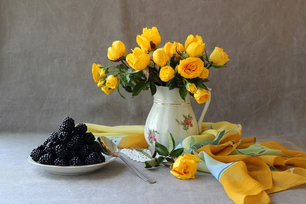 Stillleben mit einem Strauß aus Brombeeren und gelben Rosen — Stockfoto