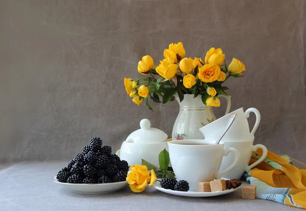 Nature morte avec service de thé et un bouquet de roses Image En Vente