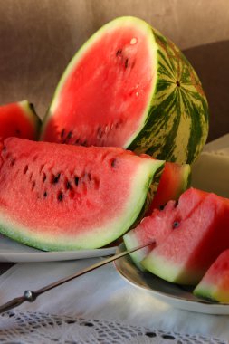 Olgun kavun parçalar halinde kesilmiş
