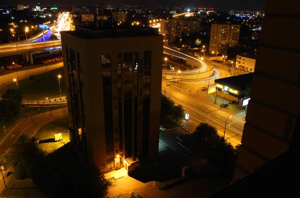 Pohled na město v noci a MÚK se stopami rozsahu stroje — Stock fotografie