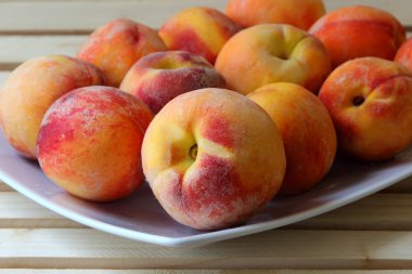 Olgun şeftaliler tabakta