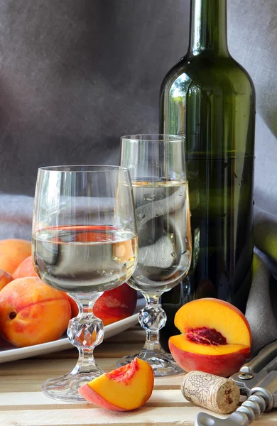 Still life with peaches and white wine — Stock Photo, Image