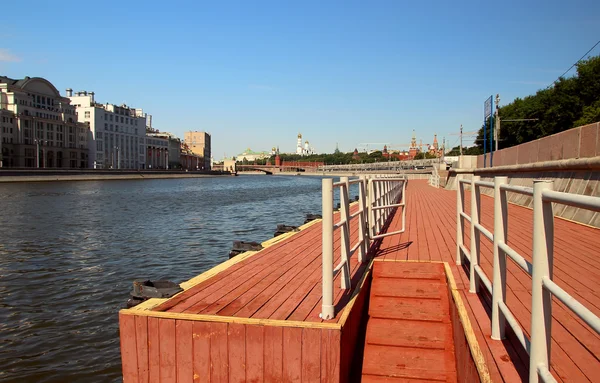 Vista del muelle desde el río Moscú — Foto de Stock