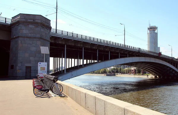 Moscú, Rusia, 5 de julio de 2015, Vista del puente Ustyinsky y bicicletas para hir — Foto de Stock