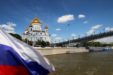 Mesih İsa Katedrali gelişmekte olan Rus bayrağı arka üzerinde