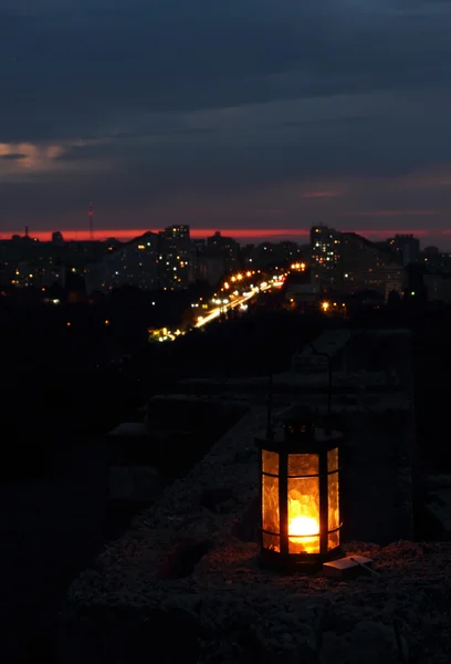 Lanterna, splendente nella notte sullo sfondo della città — Foto Stock