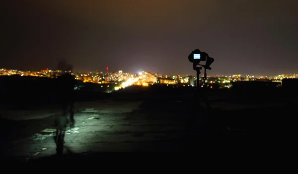 Il processo di ripresa sulla fotocamera di notte sul tetto dell'edificio — Foto Stock