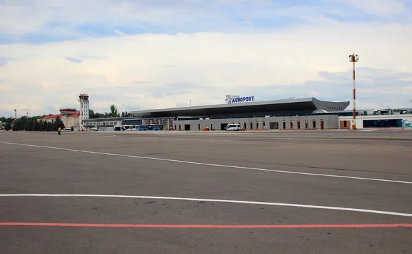 3 de julio de 2015, Chisinau, Moldavia, pista en el territorio del aeropuerto de Chisinau — Foto de Stock