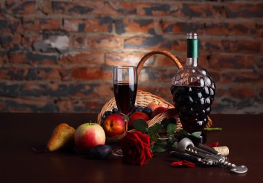 Natürmort meyve ve şarap bir tuğla duvar arka plan üzerinde