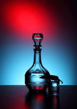 Mavi bir arka plan üzerine votka ile sürahi