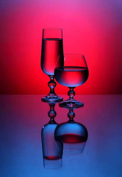 Dois copos em pé na mesa do espelho — Fotografia de Stock