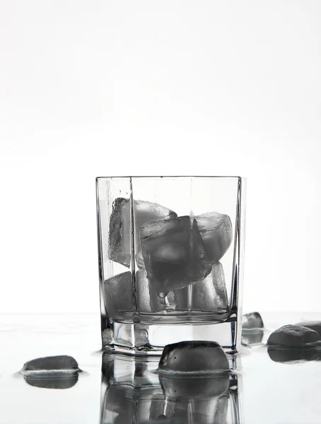 Um copo com gelo . — Fotografia de Stock