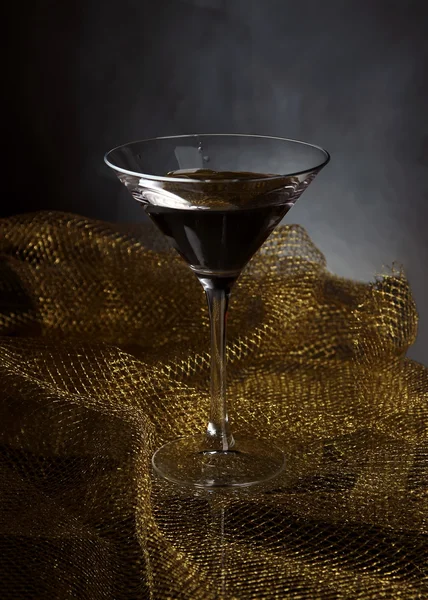 Martini gegoten in een glas. — Stockfoto