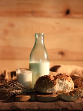 Süt şişesi, cam ve taze ekmek.