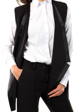 Beyaz bir bluz modeli ile modern siyah pantolon takım.