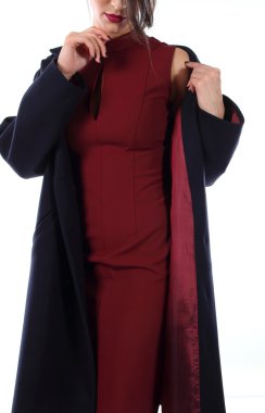 Bir elbise ve sonbahar ceket siyah giyen genç modeli.