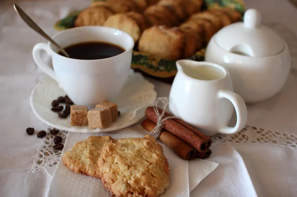 一杯のコーヒーとオートミールのクッキー. — ストック写真