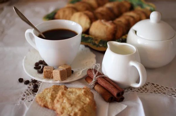 Šálek kávy a ovesné vločky cookie. — Stock fotografie