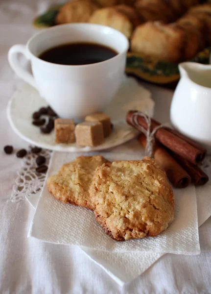 一杯のコーヒーとオートミールのクッキー. — ストック写真
