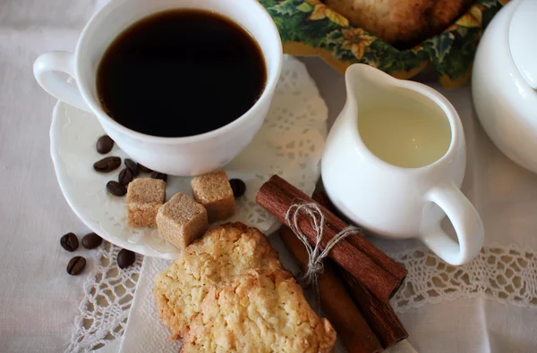 Tazza di caffè e biscotti alla farina d'avena . — Foto Stock