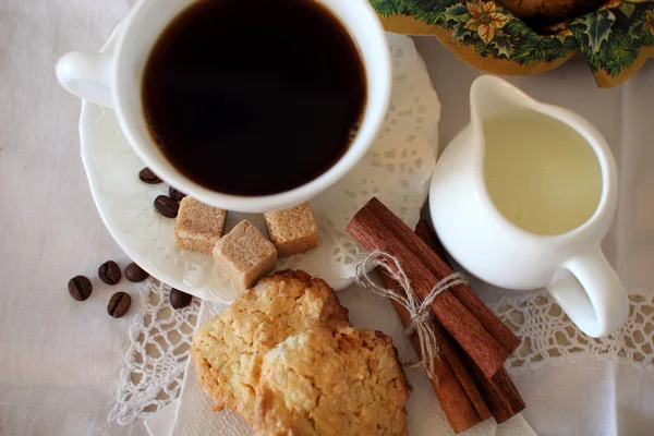 Tasse Kaffee und Haferflockenkeks. — Stockfoto