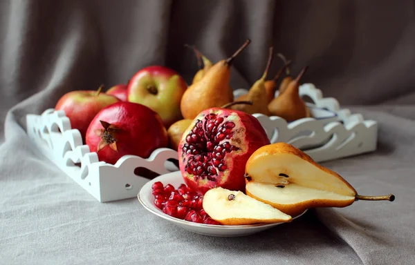 Stilleben med Granatäpplen och päron. — Stockfoto