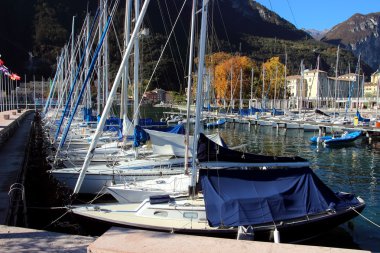Yatlar, Lake Garda iskeleye park yerinde duran.