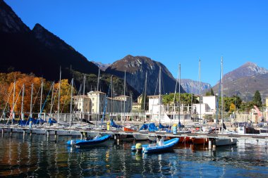 Yatlar, Lake Garda iskeleye park yerinde duran.